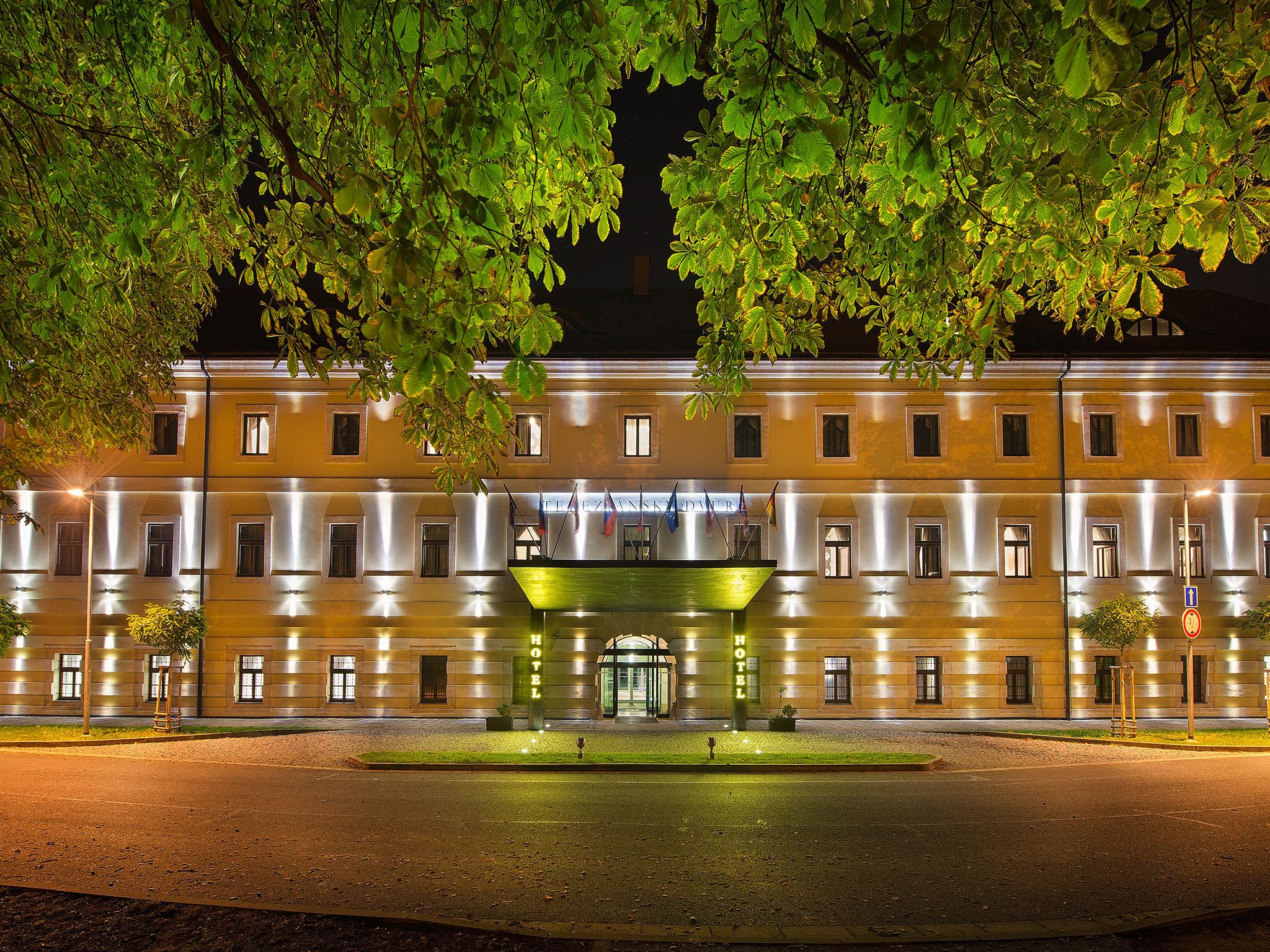 Ea Hotel Tereziansky Dvur Градец-Кралове Экстерьер фото
