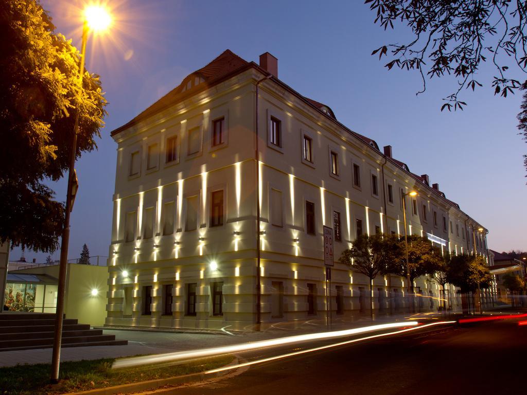 Ea Hotel Tereziansky Dvur Градец-Кралове Экстерьер фото